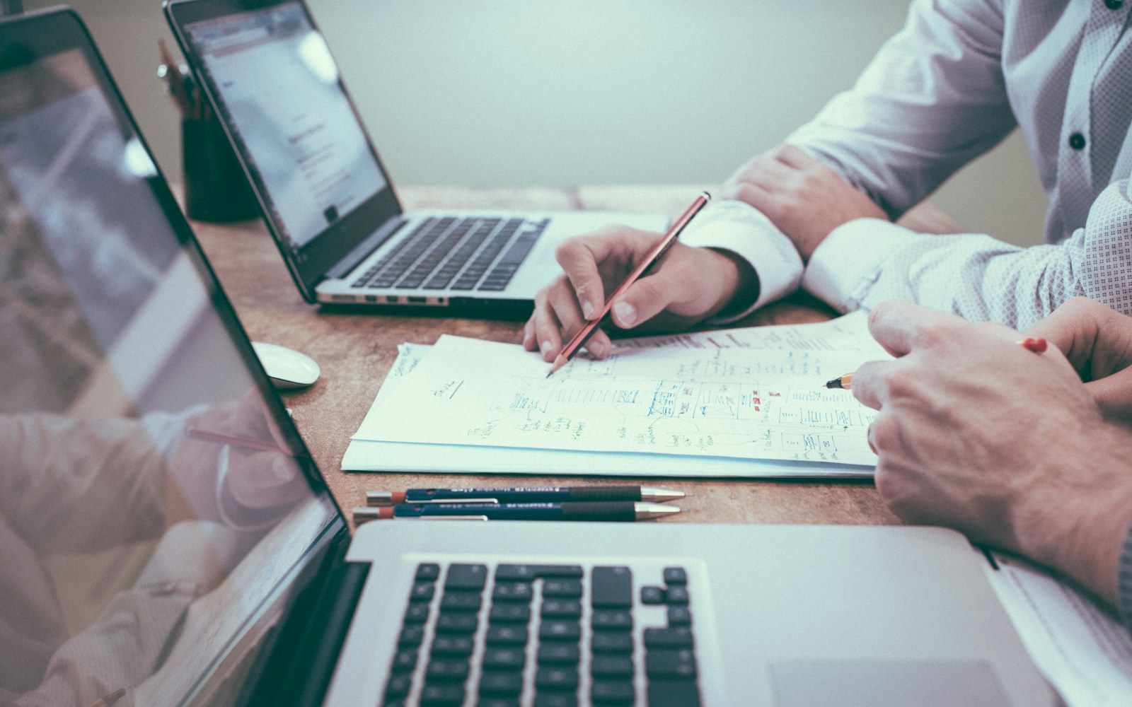 Professionnelle consultant un guide de sécurité numérique