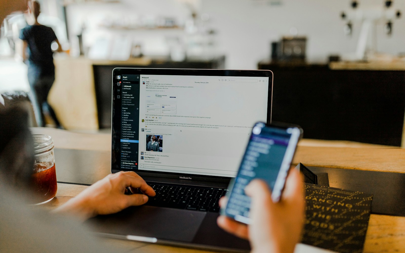 Photographie réelle liée à Utiliser un Wi-Fi public avec des données professionnelles